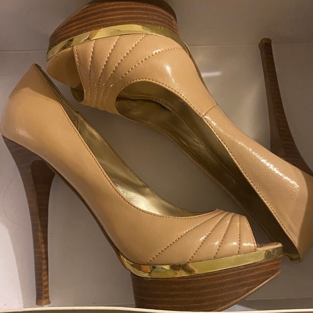 Bakers Nude and Gold Peep-Toe Heels